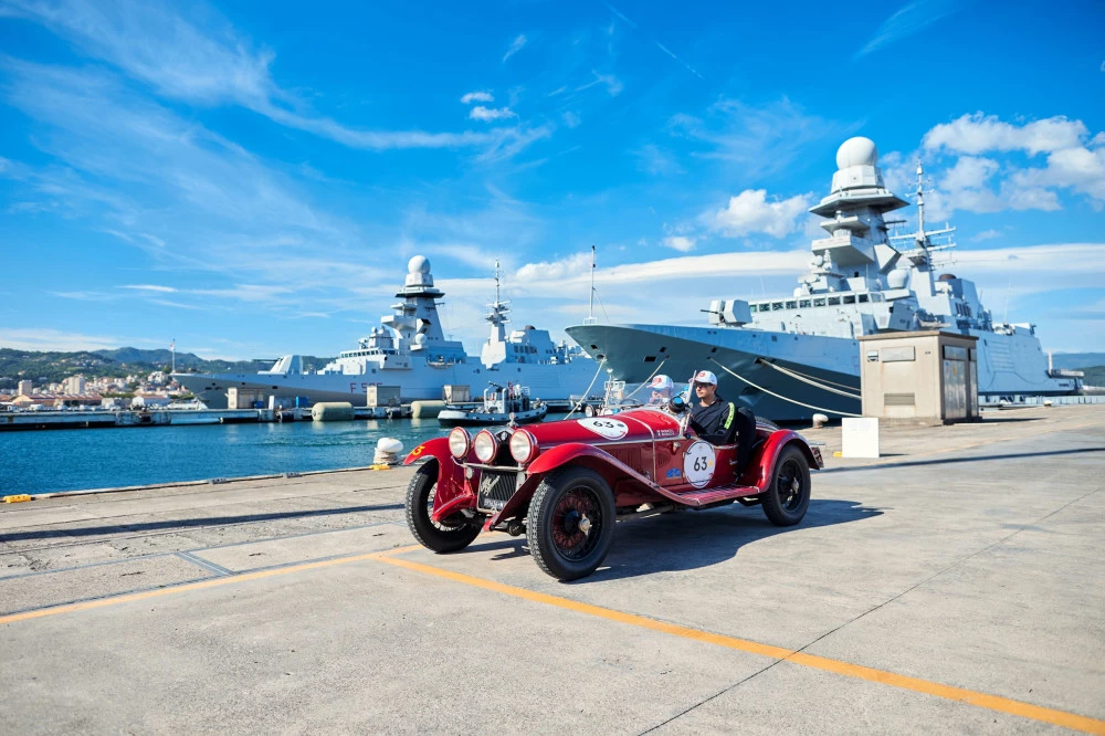 Immagine di un auto d'epoca del corteo delle 1000 miglia
