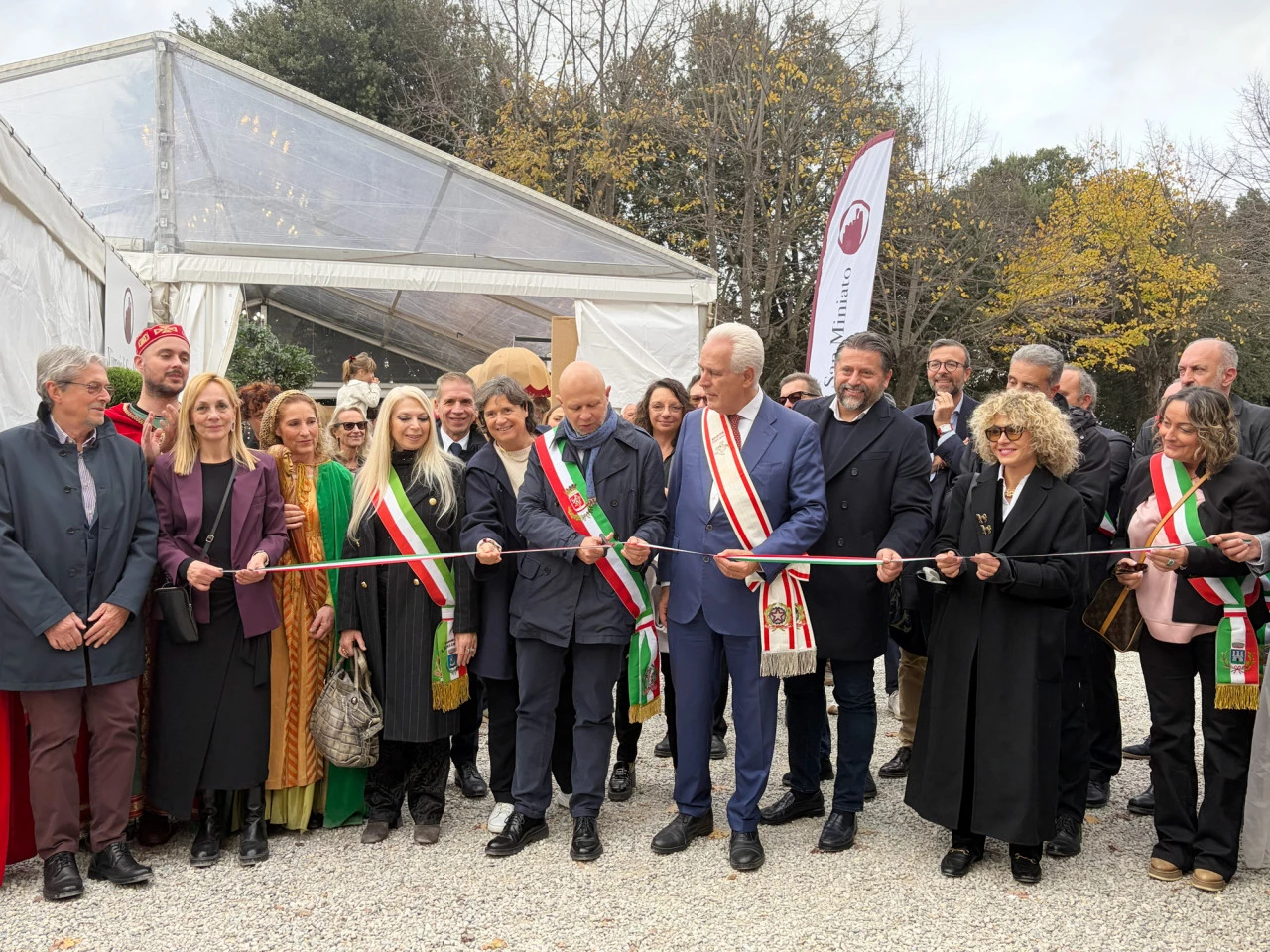 taglio del nastro della mostra mercato del tartufo delle colline sanminiatesi 2025
